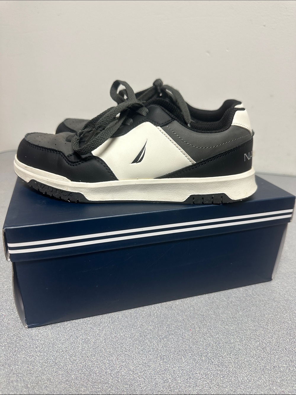 Nautica Kids Black, White & Gray Lace-Up Sneakers, size youth 4 , eur 36